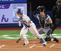 　６回、右前同点適時打を放つ牧（撮影・金田祐二）