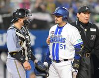 　９回、死球を受け、梅野（左）をにらむ宮崎（中央）＝撮影・伊藤笙子