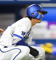 　３回、右脇腹付近に死球を受け、顔をゆがめる梶原（撮影・伊藤笙子）