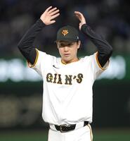 　中日に勝利し、スタンドに手を振る山崎（撮影・西岡正）