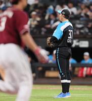 　６回、浅村（左）に３ランを浴び、ぼうぜんと立ち尽くす古林（撮影・中島達哉）