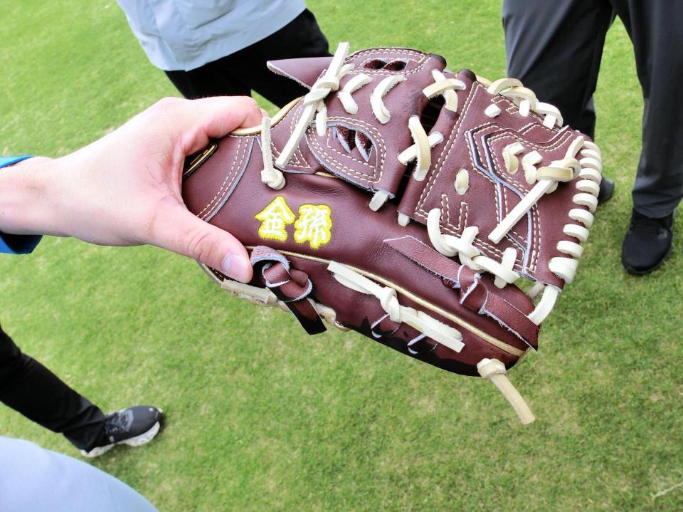 　古林睿煬のグラブに刺しゅうされた金孫の文字