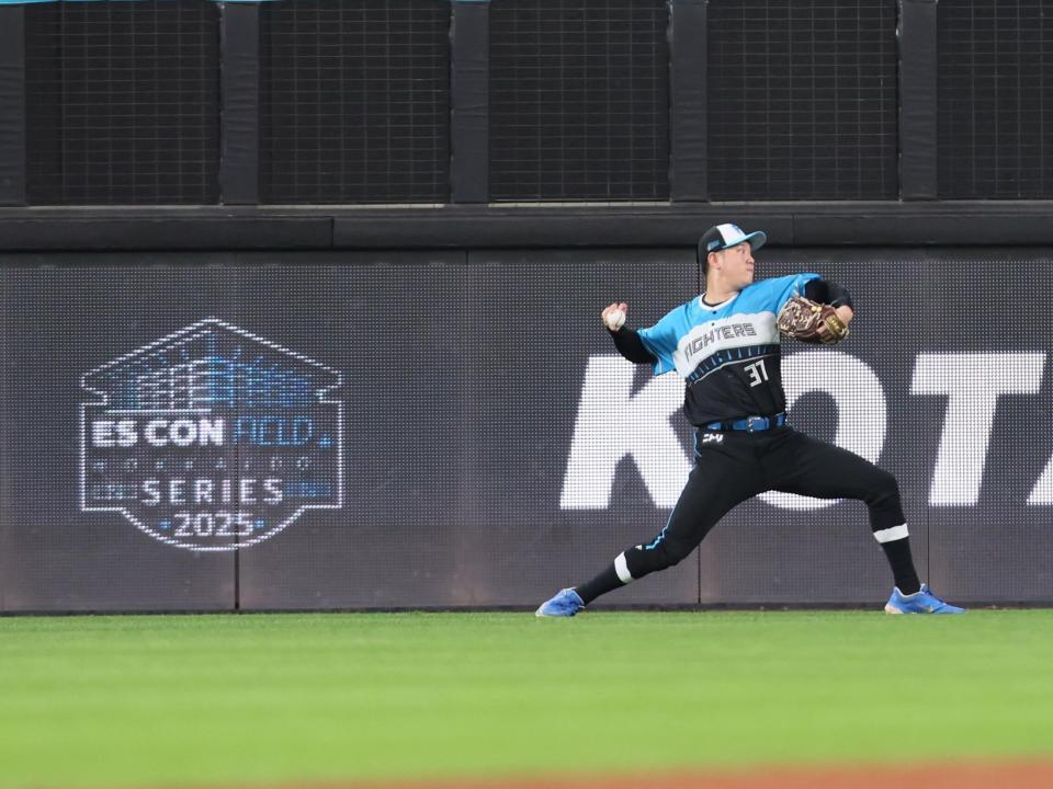 　試合前、キャッチボールをする古林（撮影・中島達哉）