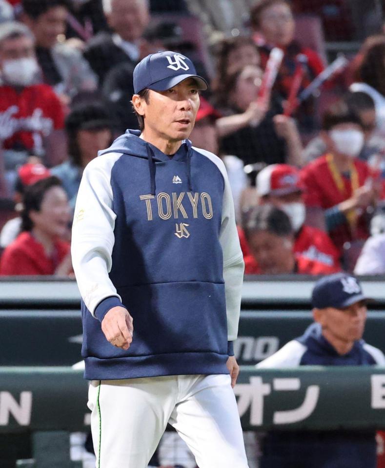 　２回、投手交代を告げる高津監督（撮影・市尻達拡）