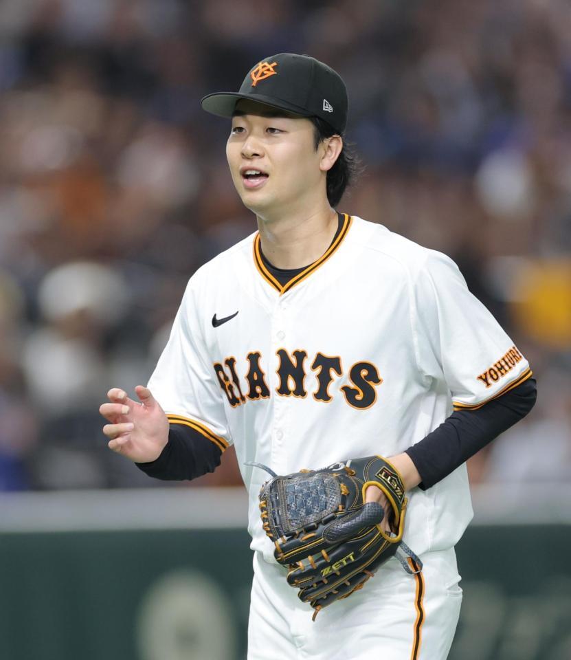 　４回、ピンチをしのぎ笑顔でベンチへ戻る山崎（撮影・西岡正）