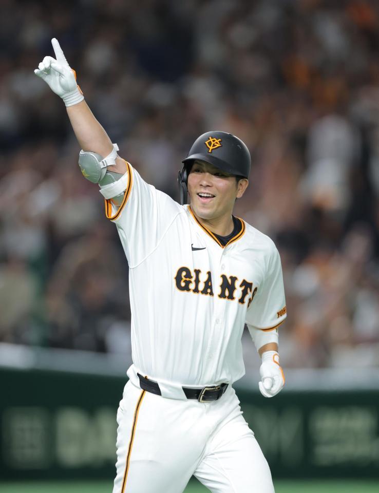 　８回、先制２ランを放ち、ベンチを指さす大城卓（撮影・西岡正）