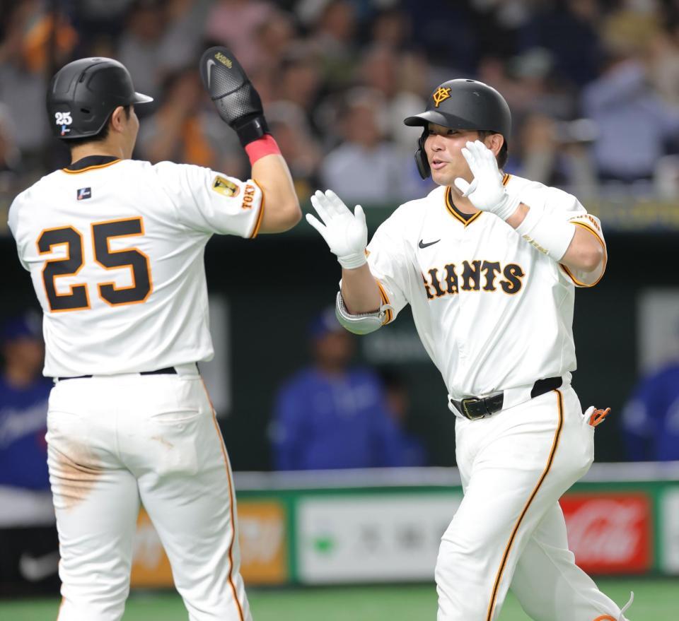 　８回、先制２ランを放ち、岡本（左）とタッチを交わす大城卓（撮影・西岡正）