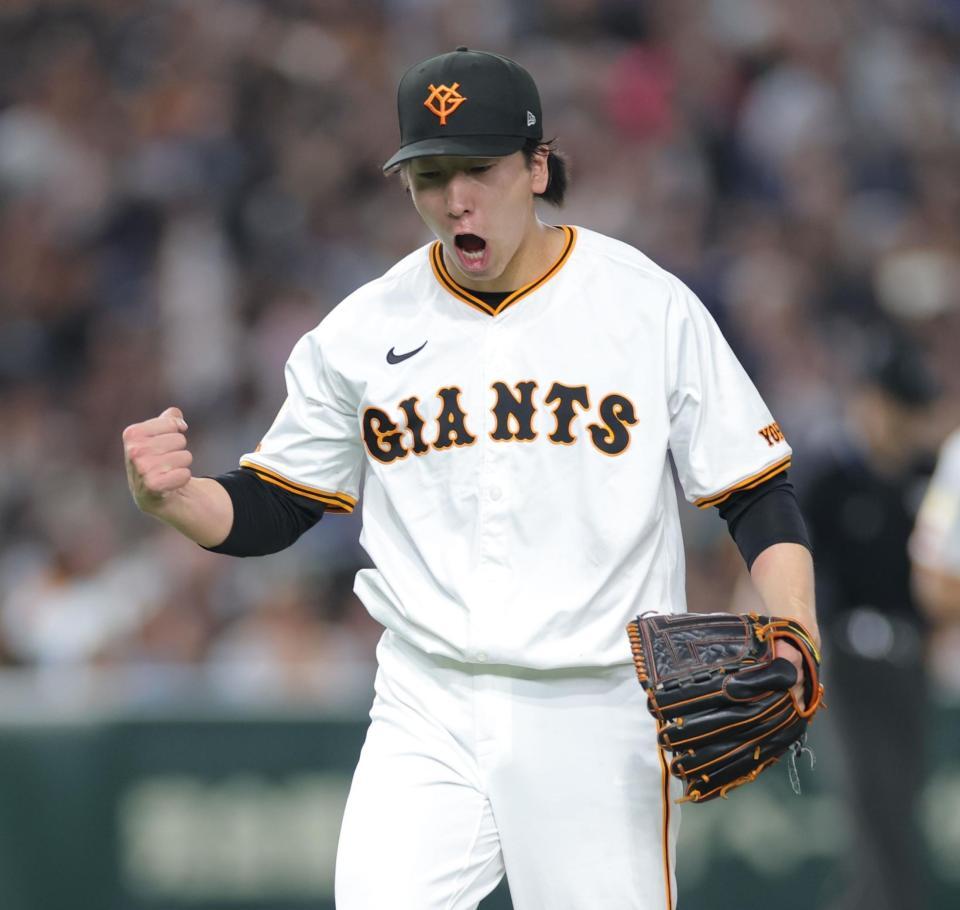 　八回を無失点に抑え、ガッツポーズで雄たけびを上げる大勢（撮影・西岡正）