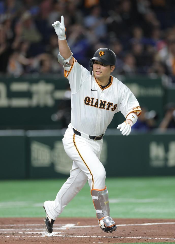 　８回、先制２ランを放ちベンチを指さす大城卓（撮影・西岡正）