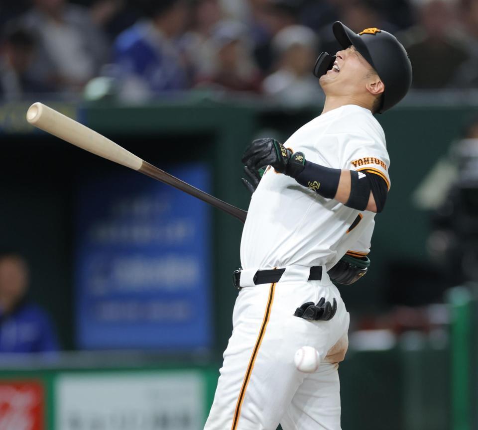 　８回、死球を受け絶叫する吉川（撮影・西岡正）