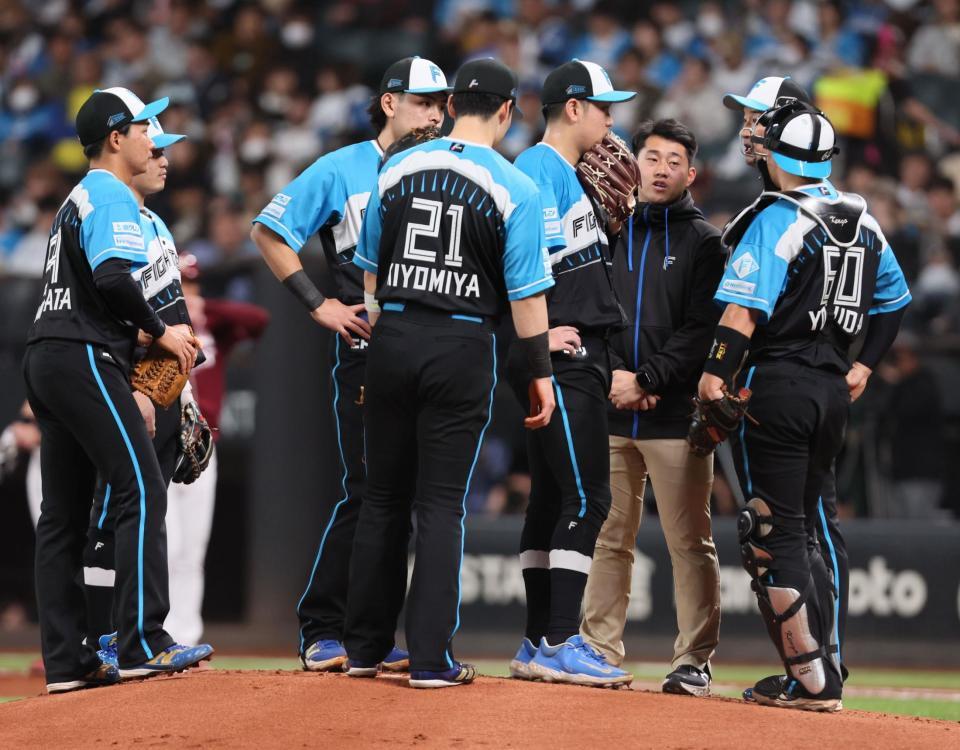 　１回、３点を先制されマウンドに集まる古林（中央右）ら日本ハムナイン（撮影・中島達哉）