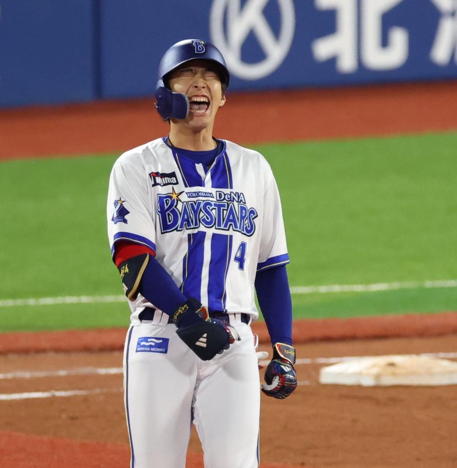 　５回、代打で右飛に倒れ悔しがる度会（撮影・金田祐二）