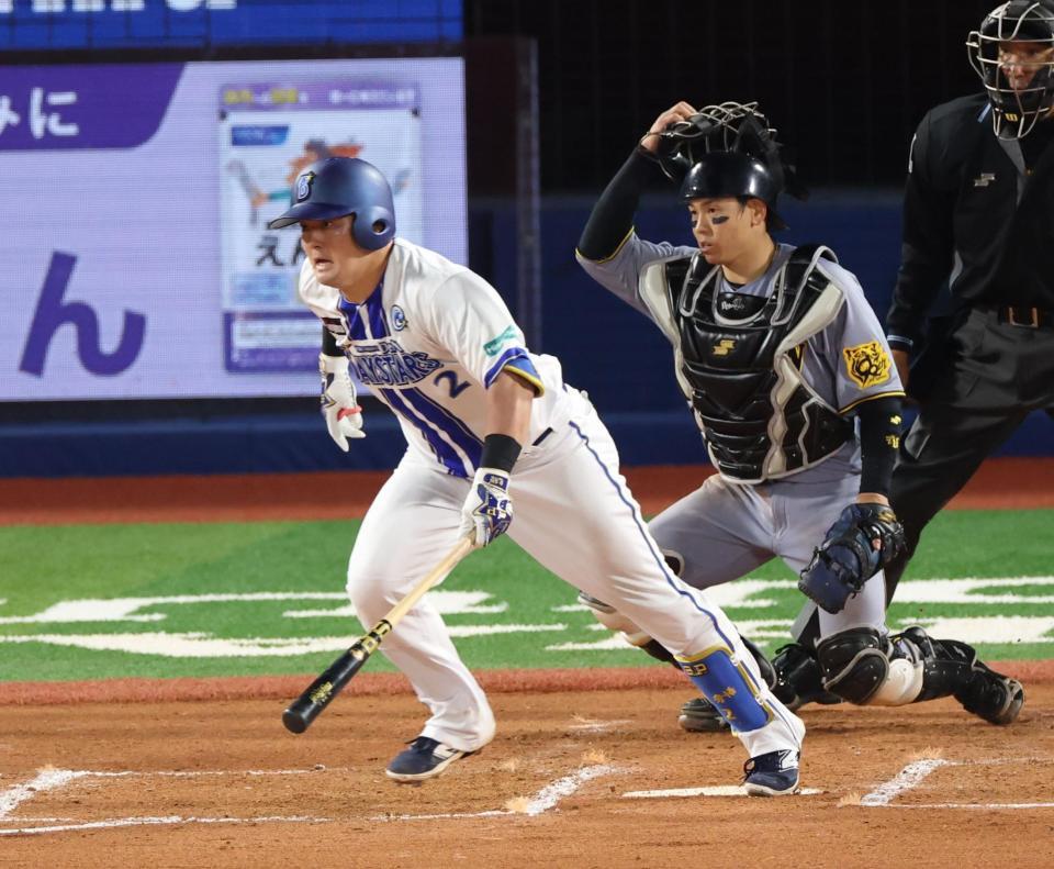 　６回、右前同点適時打を放つ牧（撮影・金田祐二）