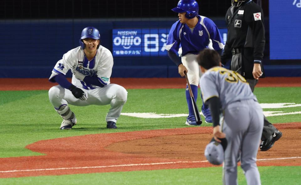 　３回、死球を受け門別に謝罪される梶原（撮影・金田祐二）