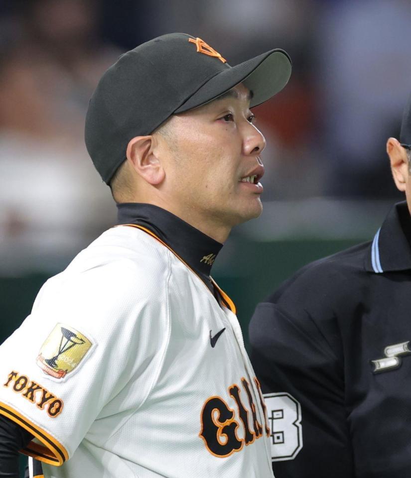 　８回、投手交代を告げる阿部監督（撮影・西岡正）