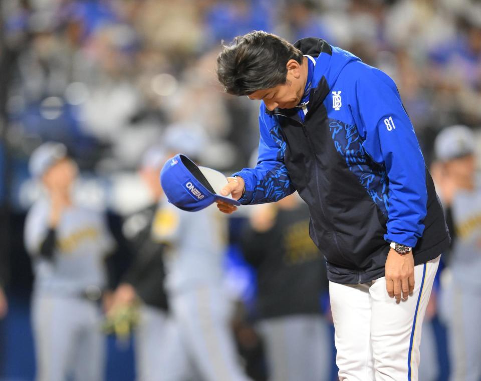 　４連敗を喫し、スタンドへ頭を下げる三浦監督（撮影・伊藤笙子）