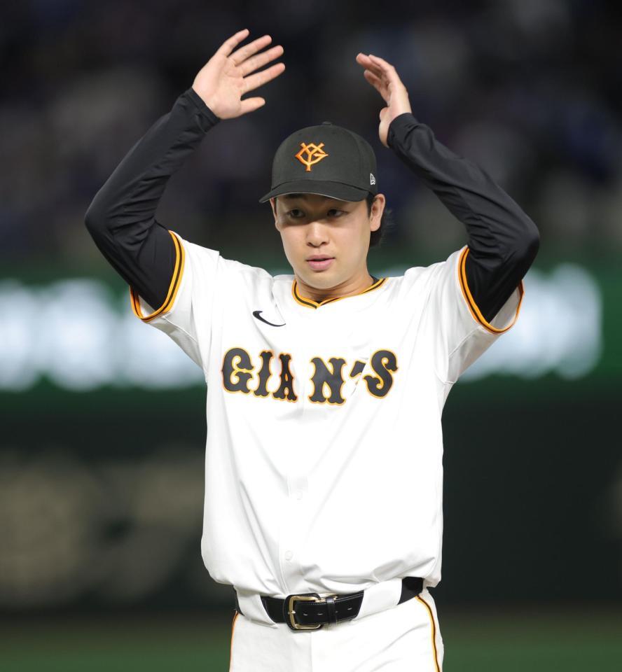 　中日に勝利し、スタンドに手を振る山崎（撮影・西岡正）