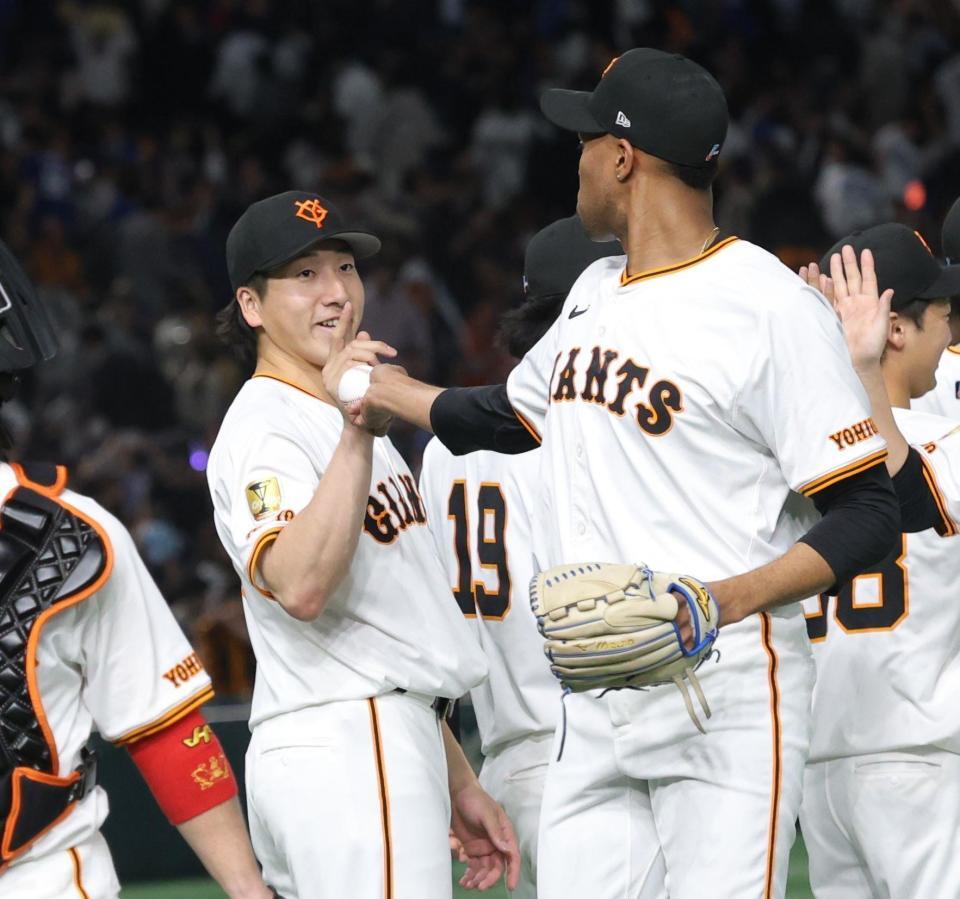 　マルティネス（右）からウイニングボールを受け取り、笑顔を見せる大勢（撮影・西岡正）