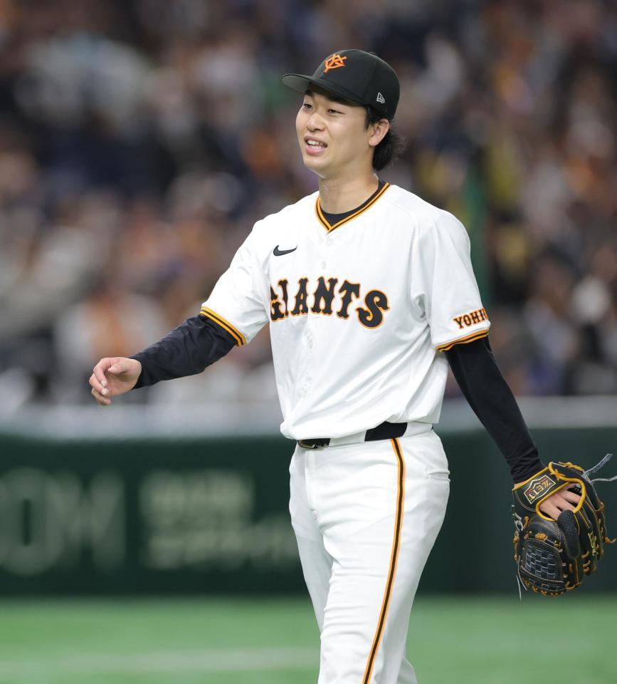 　５回、球団最長タイの開幕２８イニング無失点を達成し、笑顔を見せる山崎（撮影・西岡正）