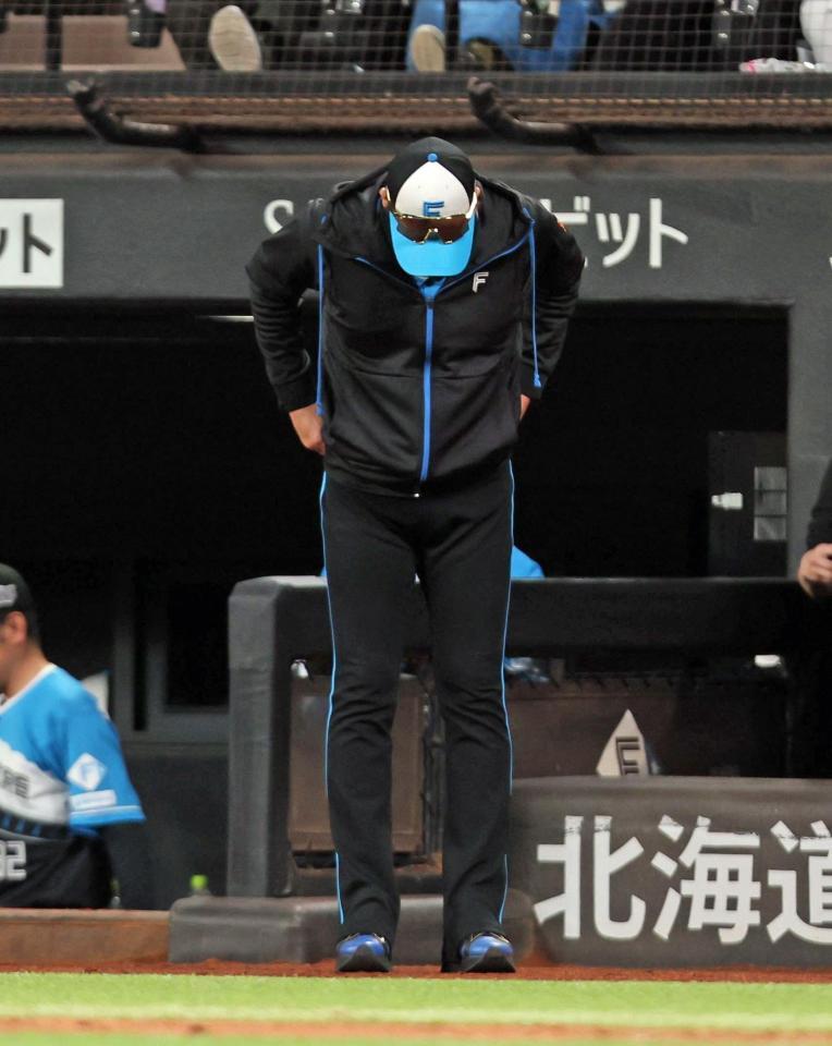 　６回、古林が浅村に３ランを浴び、下を向く新庄監督（撮影・中島達哉）