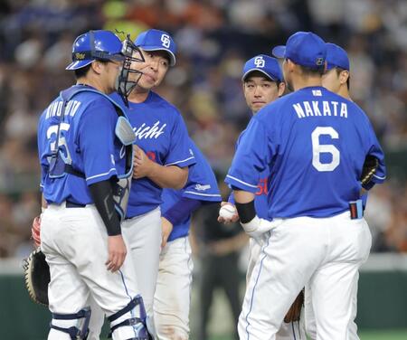 　７回、投手交代でマウンドのナインと話す井上監督（中央）＝撮影・西岡正