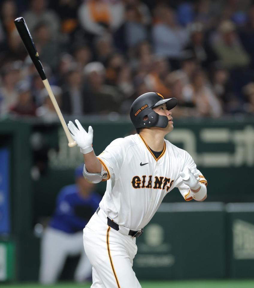 　８回、右越えに先制２ランを放つ大城卓（撮影・西岡正）