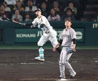 　３回、佐藤輝（奥）に３ランを浴びた赤星（撮影・中田匡峻）