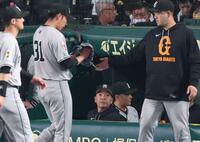 　３回を投げ終えた赤星（３１）の方向を見つめる阿部監督（中央下）＝撮影・中田匡峻