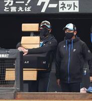 　７回、椅子の後ろから戦況を見つめる新庄監督（左）＝撮影・中島達哉