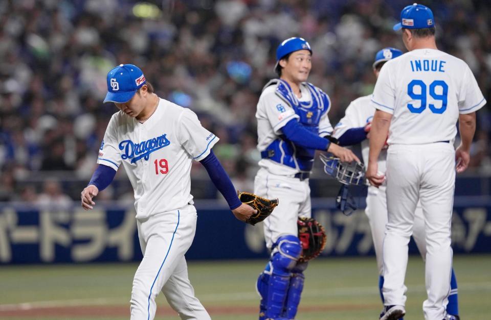 　４回、サンタナに押し出し四球を与え降板する先発の高橋宏（左）