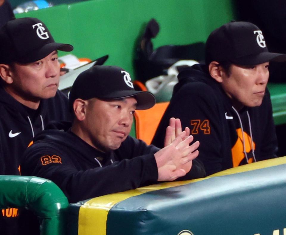 　ベンチでさえない表情を見せる阿部監督（中央）＝撮影・山口登