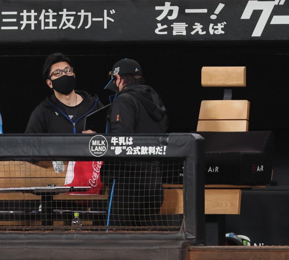 　３連敗し、足早に引き揚げる新庄監督（中央）＝撮影・中島達哉