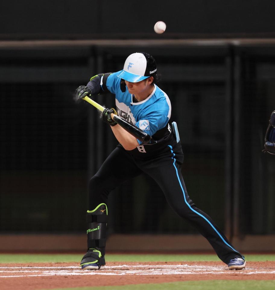 　６回、浅間が送りバントを試みるもファウルボールとなる（撮影・中島達哉）