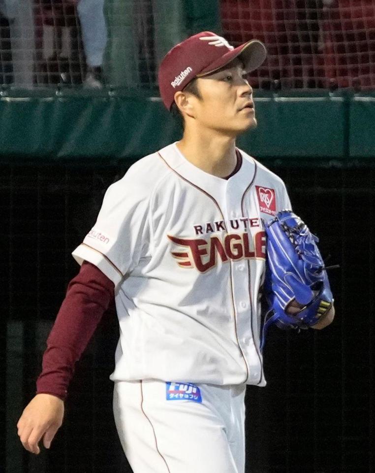 　９回、ソフトバンクの代打・嶺井に決勝犠飛を許した則本