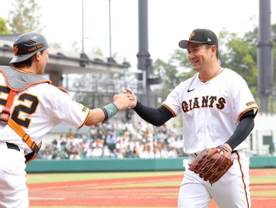 　１回、小林（左）と笑顔でタッチを交わす田中将（撮影・西岡正）