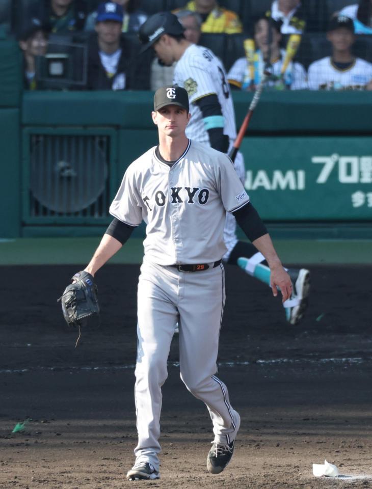 　６回、佐藤輝（奥）を見逃し三振に斬ったグリフィン（撮影・中田匡峻）