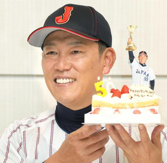 笑顔で誕生日ケーキを持つ侍ジャパン・井端監督(撮影・吉澤敬太)
