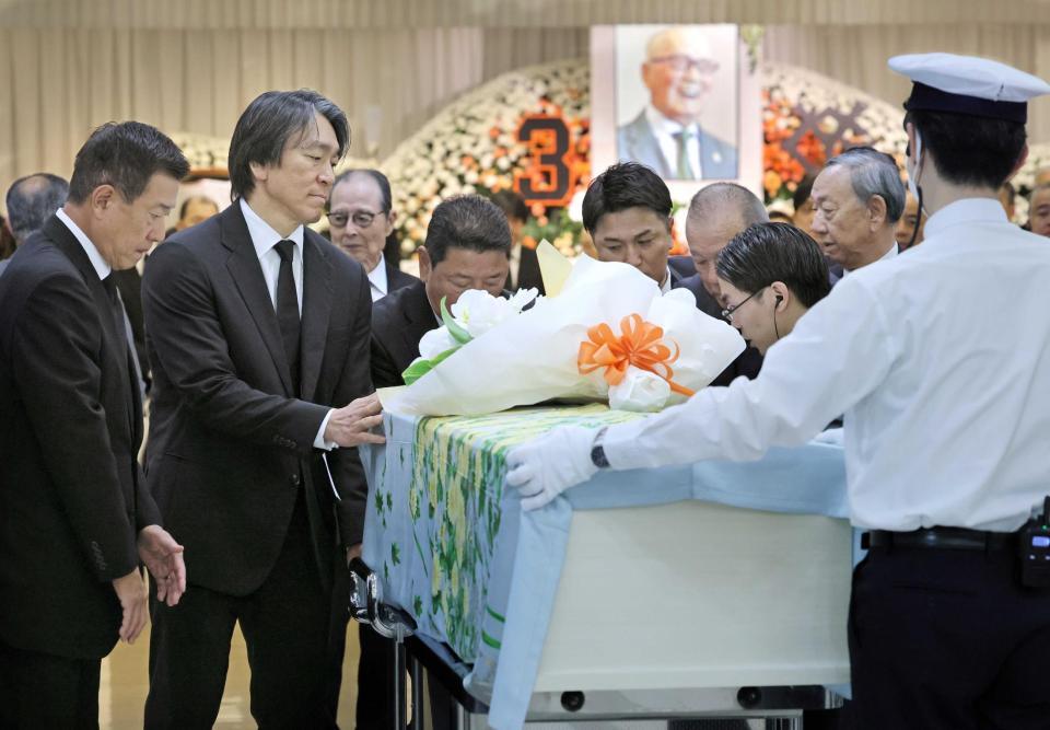 長嶋さんのひつぎを見つめる松井秀喜氏(左から2人目)