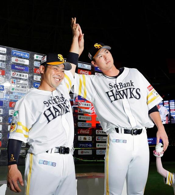 DeNAに勝利しポーズをとる近藤(左)と秋広