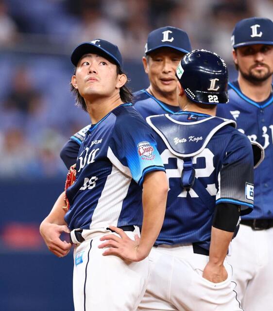 　６回途中、降板する今井（左）＝撮影・山口登