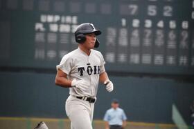 　３回に２ランを放ちダイヤモンドを一周する大阪桐蔭・藤田