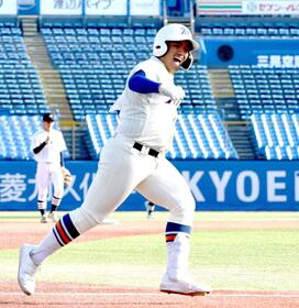 　２回、右中間ソロを放ち、笑顔でガッツポーズをする神戸国際大付・石原（撮影・佐藤厚）