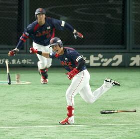 　４回、中前適時打を放ちガッツポーズの佐々木（撮影・金田祐二）