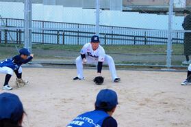 　野球教室で子どもたちに身ぶり手ぶりを交えて指導するヤクルト・大西