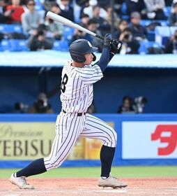 　７回、バックスクリーンに飛び込む本塁打を放つ九州国際大付・牟礼（撮影・持木克友）