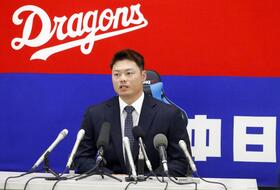 　契約を更改し、記者会見する中日・細川