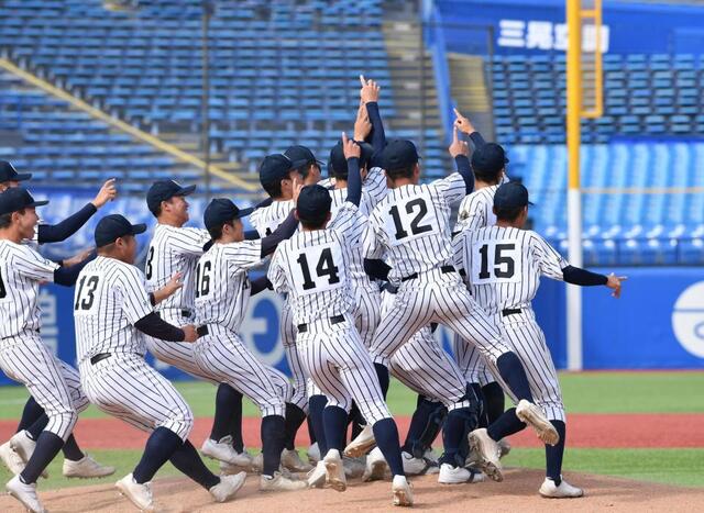 　初優勝しマウンドで歓喜の輪を作る九州国際大付ナイン（撮影・開出牧）