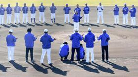 　ナゴヤ球場での秋季キャンプを終え、手締めをする中日の選手ら