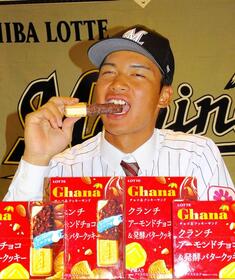 　ドラフト４位・桜井が仮契約。大好物だというロッテの「ガーナチョコ＆クッキーサンド」を頬張る