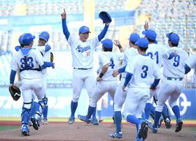 　１７奪三振で完封勝利を挙げた青学大・中西（中）の元に駆け寄るナイン